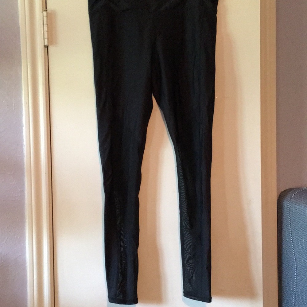 Active wear leggings with mesh down the leg